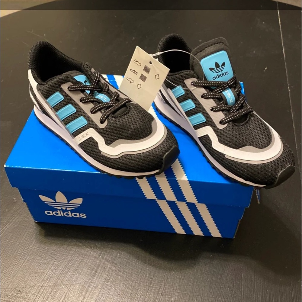 NIB Adidas Boys Tennis Shoes Size 10 boys shoes Size 10K NIB NWT